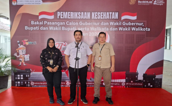 Ketua Adam Parawansa (tengah) dan Anggota Adi Susanto (kanan) beserta Staf