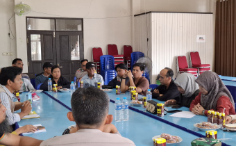 Anggota Bawaslu Amir Mahmud (tengah) bersama Jajaran KPU, Kapolsek, Panwascam, PPK dan Tokoh Masyarakat Montallat