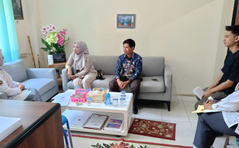 Anggota Bawaslu Amir Mahmud dan Ketua KPU Siska Dewi Lestari Bersama Dekan FISIP UNISKA Dewi Merdayanty 
