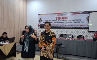 Anggota Bawaslu Kalteng Nurhalina bersama Kabag PPPS Bawaslu Kalteng Ramly Ajak Diskusi Panwascam