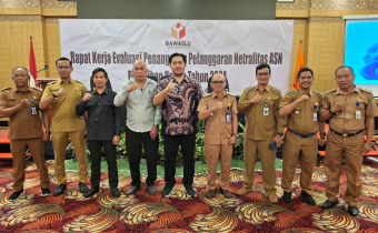 Komisioner Bawaslu Adam dan Amir bersama Pemkab Barito Utara dan Camat Barito Utara