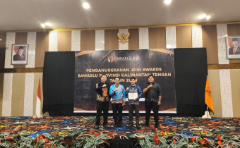 Anggota Bawaslu Barut Amir Mahmud dan Adi Susanto beserta staf berfoto dengan Anggota Bawaslu Kalteng Kristaten Jon saat menerima penghargaan JDIH Award