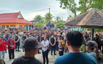 Ketua Bawaslu Barito Utara Melakukan Audiensi Kepada Pendemo di Depan Halaman Kantor Bawaslu Barut