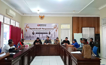 Ketua dan Anggota Bawaslu Barut Adam dan Adi Melakukan Dialog dengan Perwakilan Aliansi Ormas, LSM, Masyarakat Adat Peduli Demokrasi didampingi Kasat Intelkam dan Kabag Ops Polres Barito Utara