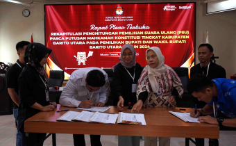 Ketua Bawaslu Barito Utara Adam Saat Menandatangani Berita Acara Pleno Kabupaten Disaksikan KPU dan Saksi Paslon, Senin (24/3/2025) 