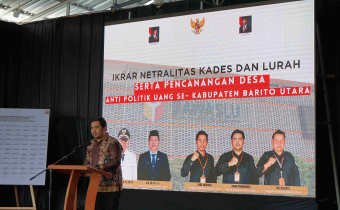 Ketua Bawaslu Barito Utara Adam Parawansa Menyampaikan Sambutan Pada Ikrar Netralitas Kades Lurah, Senin(23/6/2025)