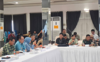 Anggota Bawaslu Barito Utara Amir Berbicara Pada Rakor Sosialisasi KPU, Minggu(25/5/2025). 