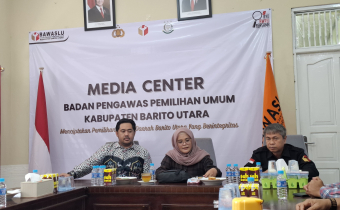 Anggota Bawaslu RI Lolly Suhenty Menyampaikan Arahan Kepada Jajaran Bawaslu Kalteng dan Bawaslu Barut, Jumat(25/7/2025)