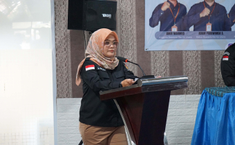 Anggota Bawaslu Lolly Suhenty Memberikan Sambutan Pada Kegiatan Penguatan Kapasitas Pengawas Pemilu Ad Hoc, Muara Teweh(23/7/2025)