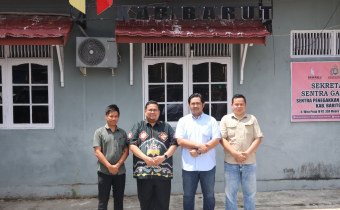 Komisioner Bawaslu Kabupaten Barito Utara Berfoto Bersama Dengan Ketua Bawaslu RI Rahmat Bagja