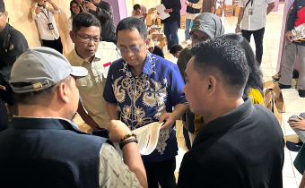 Anggota Bawaslu Puadi Bersama Ketua KPU Mochammad Afifudin Melakukan Monitoring di Gudang Logistik KPU Kabupaten Barito Utara, Rabu (30/7/2025)