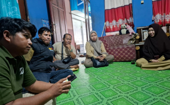 Anggota Bawaslu Barut Amir bersama KPU Barut Lakukan Coktas di salah satu rumah warga