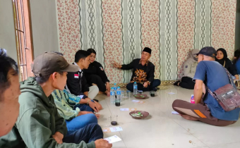 Ketua Bawaslu Kalteng Satriadi membuka dialog dalam Forum Diskusi Warga yang diadakan oleh Bawaslu Barito Utara, Selasa (8/7/2025)