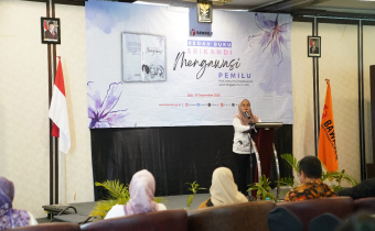 Anggota Bawaslu Lolly Suhenty saat membuka acara Bedah Buku Srikandi Mengawasi di Bali, Selasa (16/9/2025).