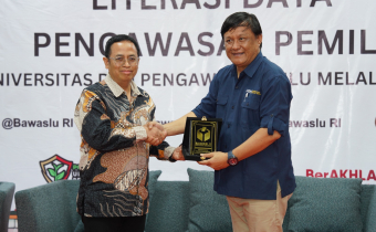 Anggota Bawaslu Puadi (kiri) dan Wakil Dekan UGM Hirebertus Jaka Triyana dalam forum Literasi Data Pengawas Pemilu: Sinergi Universitas dan Pengawas Pemilu Melalui Literasi Data di Auditorium Fakultas Hukum Universitas Gajah Mada (UGM), Rabu (24/9/2025).