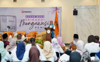 Anggota Bawaslu Lolly Suhenty dalam Bedah Buku Srikandi Mengawasi: Kisah Perempuan Pengawas Pemilu dalam Mengawasi Pemilu 2024 di Kota Baubau, Kamis (25/9/2025).