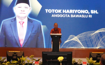 Anggota Bawaslu Totok Hariyono saat membuka Penguatan Kelembagaan Pengawas Pemilu Kabupaten Gresik, Kamis, (25/9/2025).