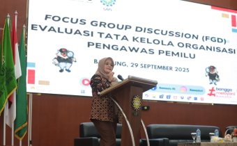 Anggota Bawaslu Lolly Suhenty dalam Focus Group Discussion (FGD) Evaluasi Tata Kelola Organisasi Pengawas Pemilu di Universitas Islam Negeri Sunan Gunung Djati, Senin (29/9/2025).