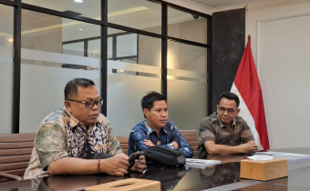 Anggota Bawaslu Barut Amir Mahmud bersama Anggota Bawaslu Kalteng Kristaten Jon (kanan) dan Kabag Hukum, Humas dan Datin Bawaslu Kalteng Jimmy (kiri)