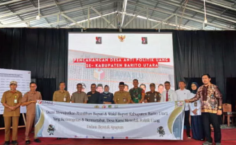 Kades dan Lurah membacakan ikrar netralitas selama pemilihan dan mencanangkan desa/kelurahan anti politik uang, Senin(23/6/2025)