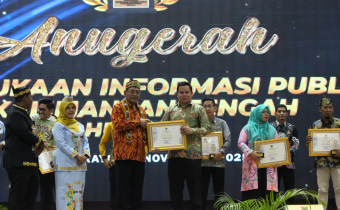 Anggota Bawaslu Barut Adi Susanto Menerima Sertifikat Penghargaan dari Komisi Informasi, Selasa(25/11/2025).