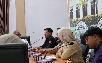 Amir Mahmud dalam Rapat Koordinasi PDPB Triwulan IV di ruang rapat Bappeda Barito Utara, Selasa(2/12/2025).