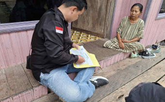 Anggota Bawaslu Barut Adi Susanto Mengecek Data Kependudukan Warga yang Sudah Meninggal(9/12/2025)