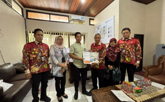 Anggota Bawaslu Amir Mahmud dan Korsek Rahmi Azmi Menyampaikan Laporan Penggunaan Dana Hibah Sekaligus Mengembalikan Sisa Dana Hibah, Muara Teweh(18/12/2025).