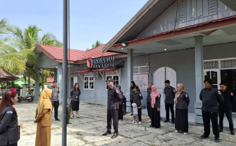 Koordinator Sekretariat Memimpin Apel Senin di Halaman Kantor Bawaslu Barut(19/1/2026)/