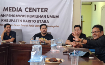 Komisioner Bawaslu Barito Utara bersama Ketua DPD PSI Barut Harianja, Jumat(23/1/2026).