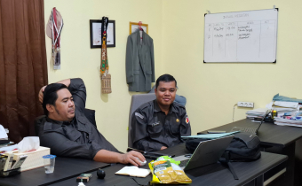 Ketua Bawaslu Barut Adam mengisi e-LHKPN didampingi PIC LHKPN Bawaslu Barut, Senin(9/2/2026).