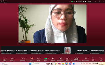 Anggota Bawaslu Kalteng Nurhalina memimpin rapat Konsolidasi Kajian Hukum dan Demokrasi, Kamis(5/2/2026).